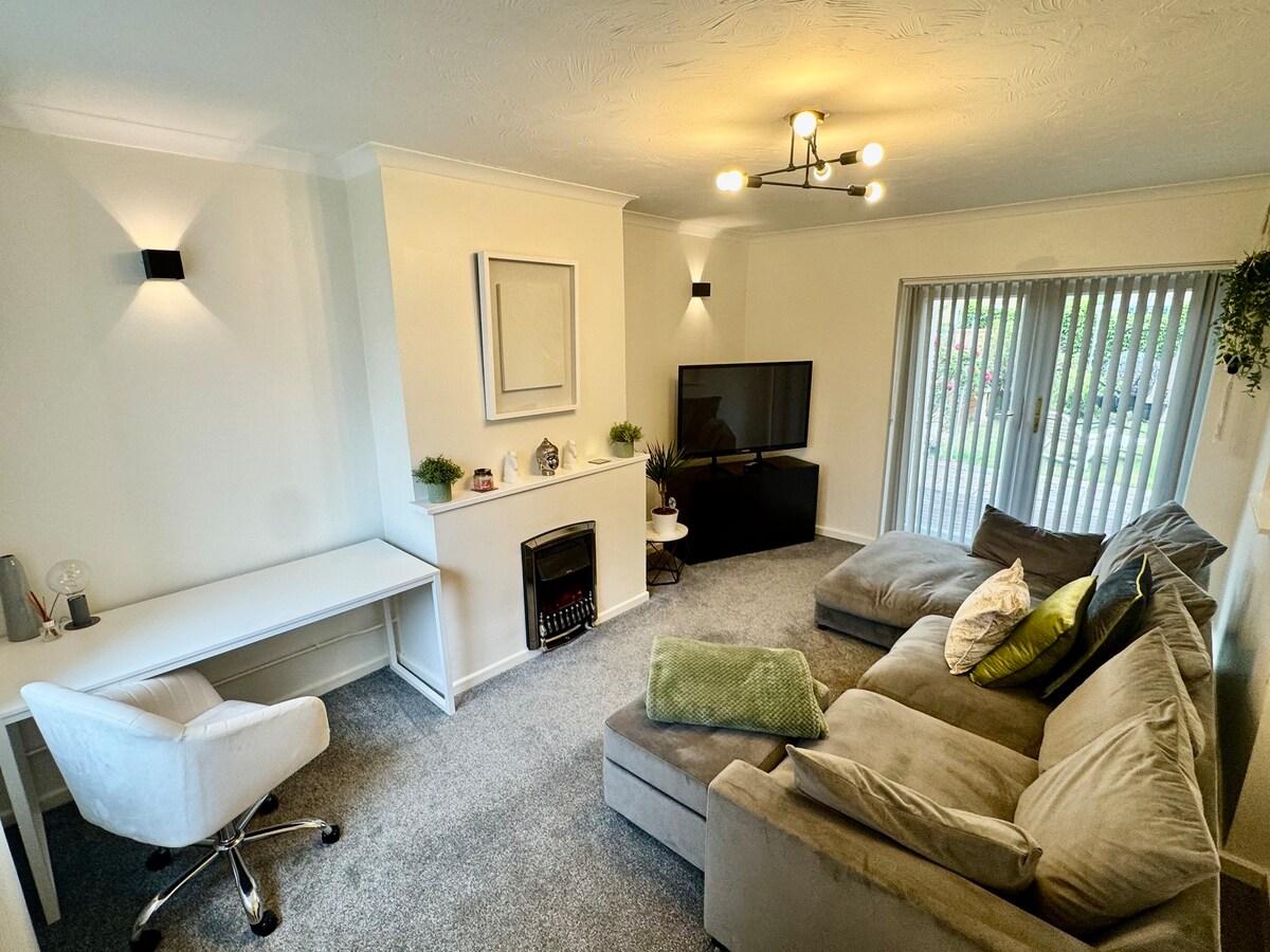 Spacious & Comfortable 3-Bed Home - Private Drive